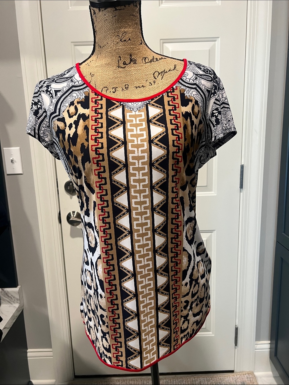 Nygard Sz S Women's‎ Leopard & Geometric Print Short Sleeve Top - Red Trim